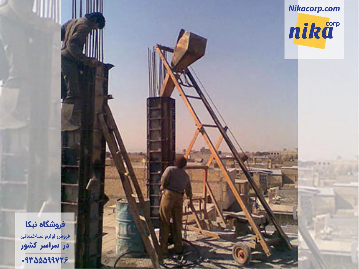 کارگرها در حال استفاده از دستگاه ستون ساختمانی
