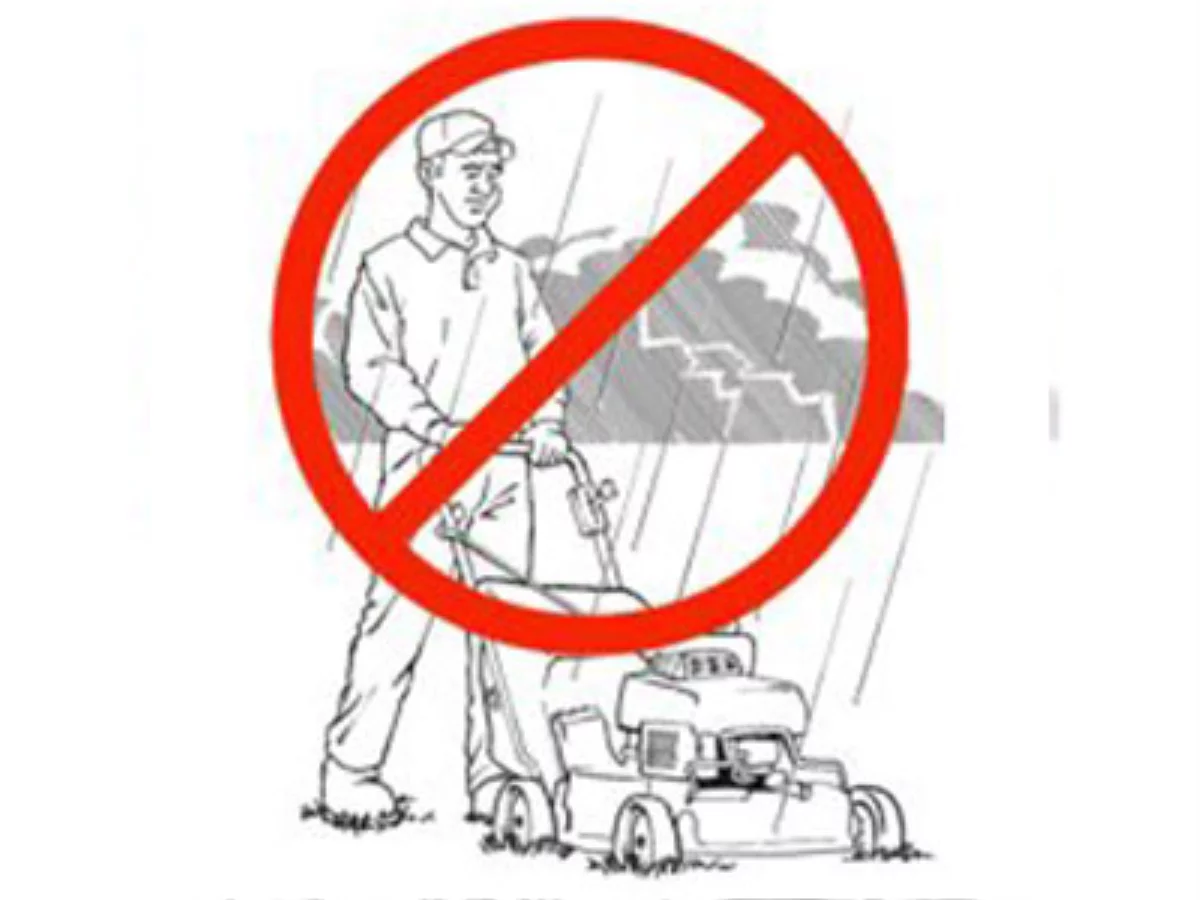 دستگاه چمن زن را در شرایط آب و هوایی نامساعد به کار نبرید